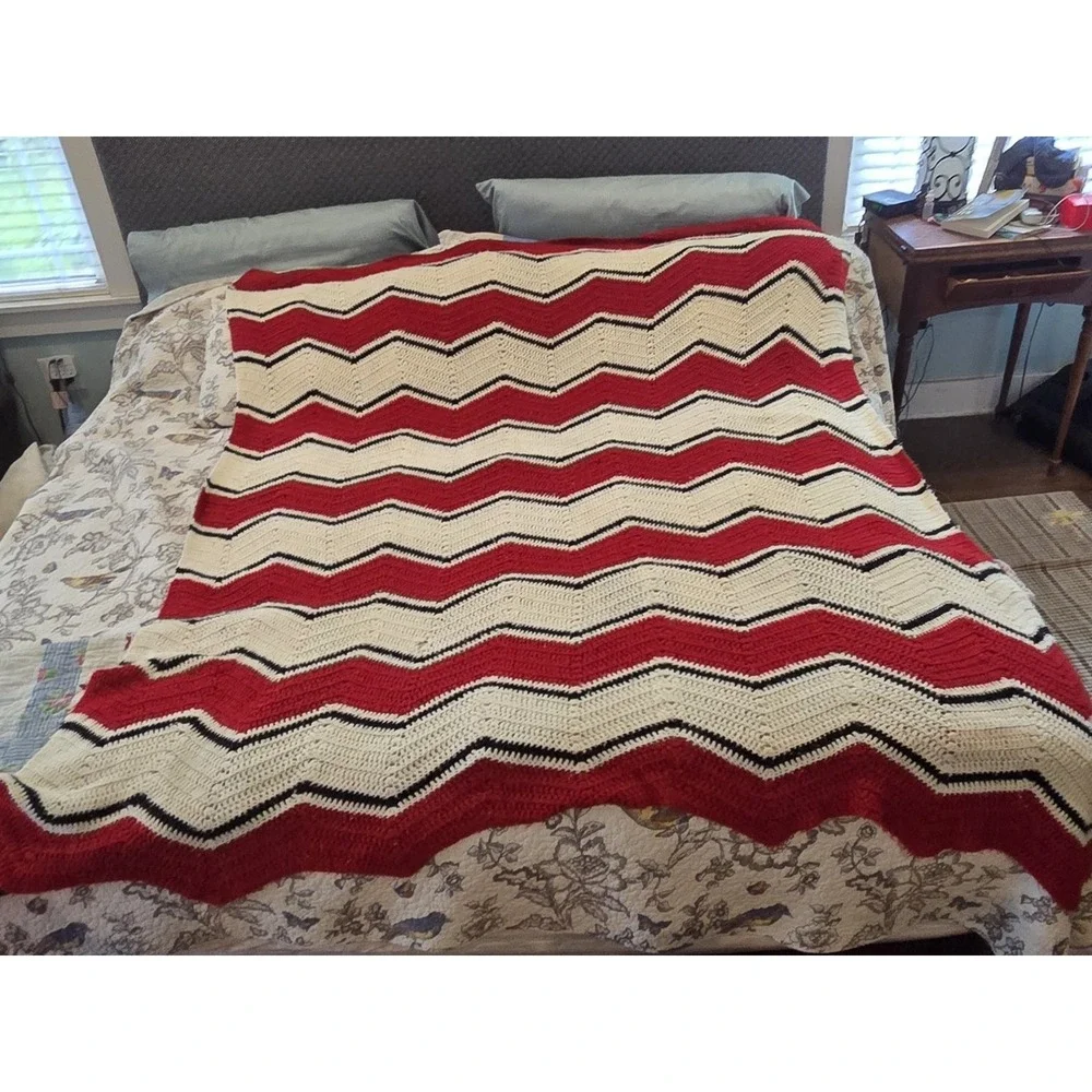 Vintage Crochet Afghan Blanket Zig Zag Chevron 1970s‎ Red/Black/White 75.5
